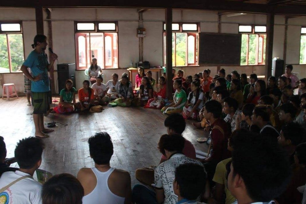 En un colegio de Myanmar, hablando con los alumnos sobre nuestra vuelta al mundo.